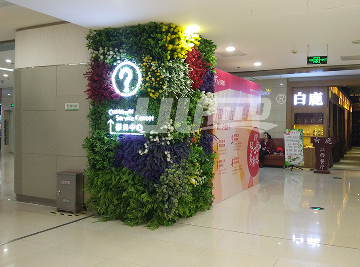 仿真植物裝飾的商場(chǎng)柱子